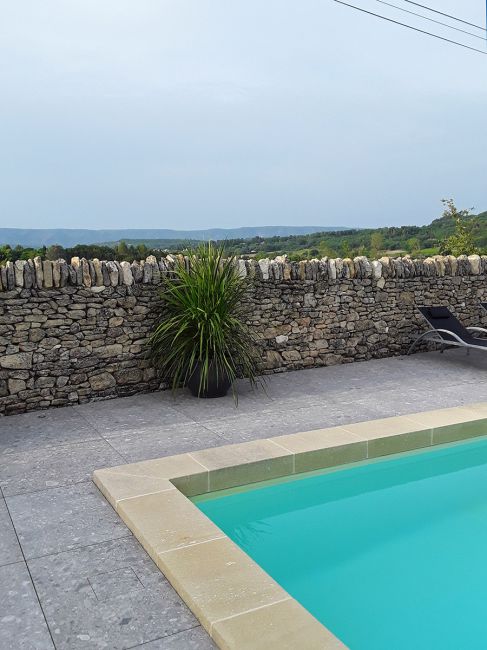 Piscine avec vue sur le Luberon