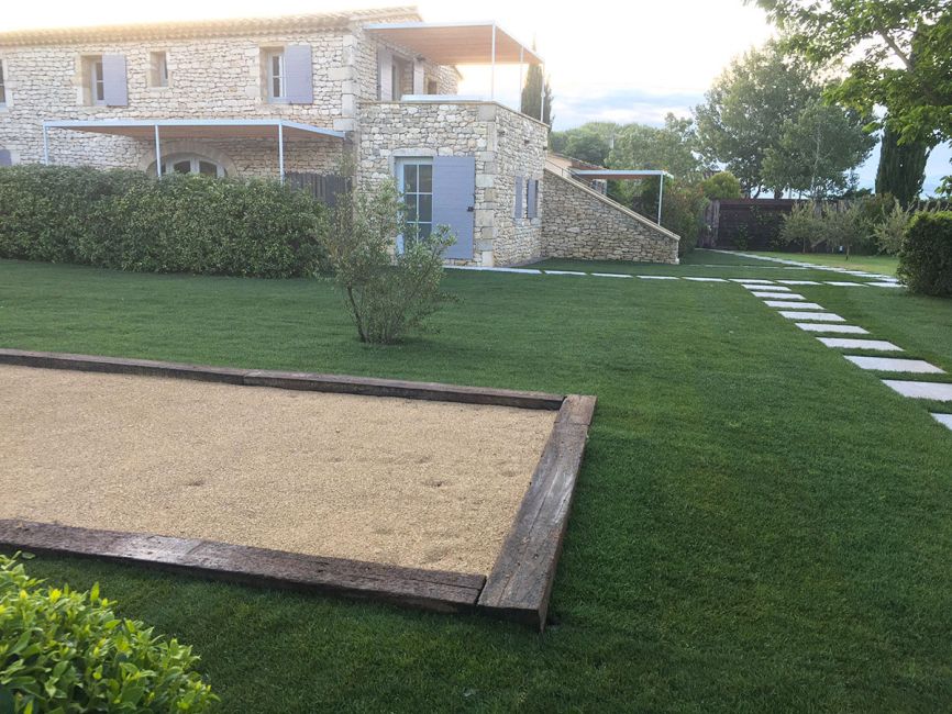 Jardin avec terrain de pétanque