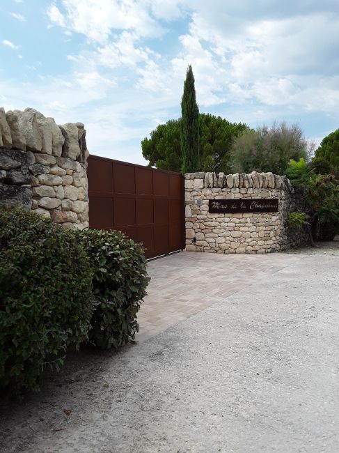 Portail-d_entree-du-Mas-de-Chapellane